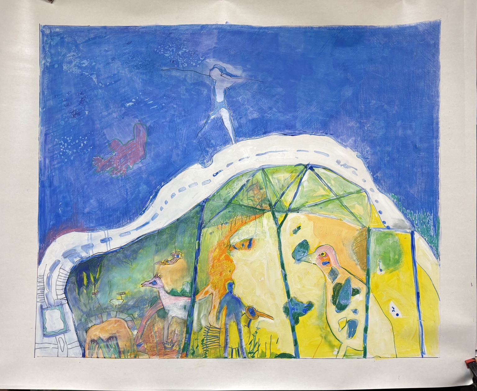 Gele en groene vormen onder een witte boog tegen een blauwe achtergrond.